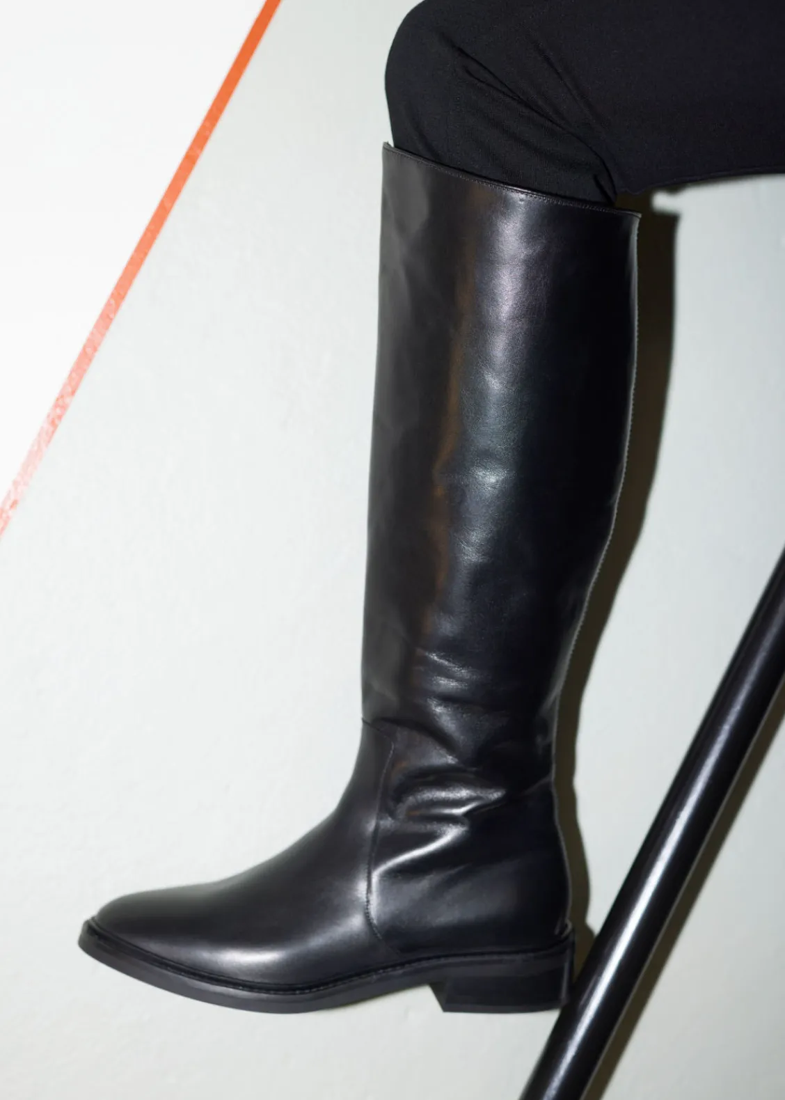 New & Other Stories Bottes De Style équitation En Cuir Noir