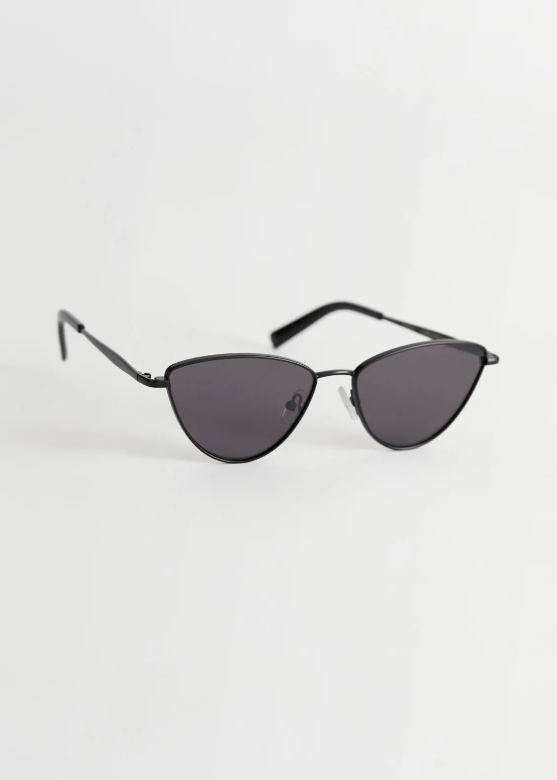 Cheap & Other Stories Lunettes De Soleil Yeux De Chat Monture Métallique