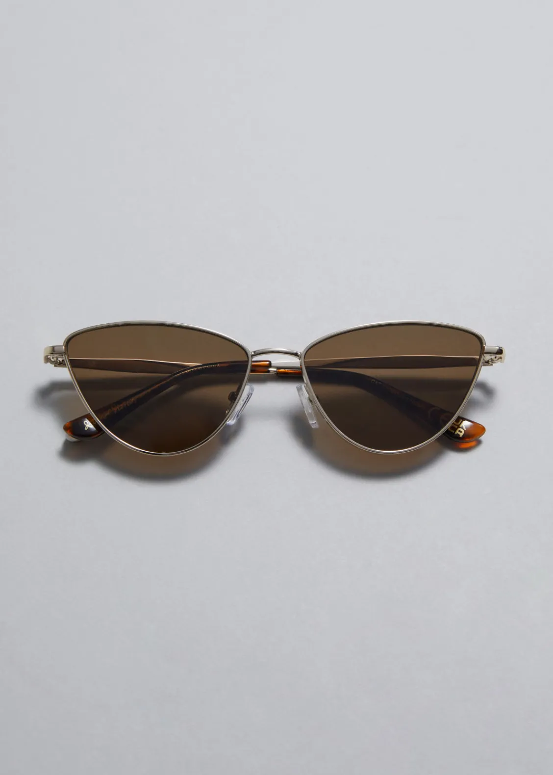 Cheap & Other Stories Lunettes De Soleil Yeux De Chat Monture Métallique