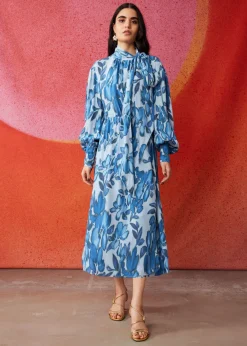 Store & Other Stories Robe Midi Portefeuille Avec Lien à Nouer Au Col Imprimé floral bleu
