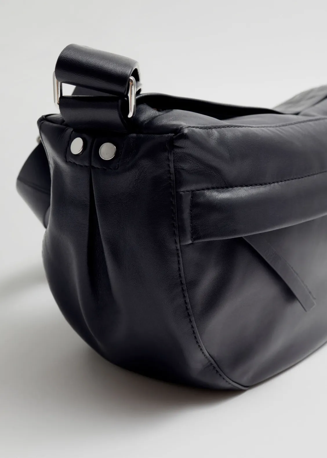 Online & Other Stories Grand Sac à Bandoulière En Cuir Noir