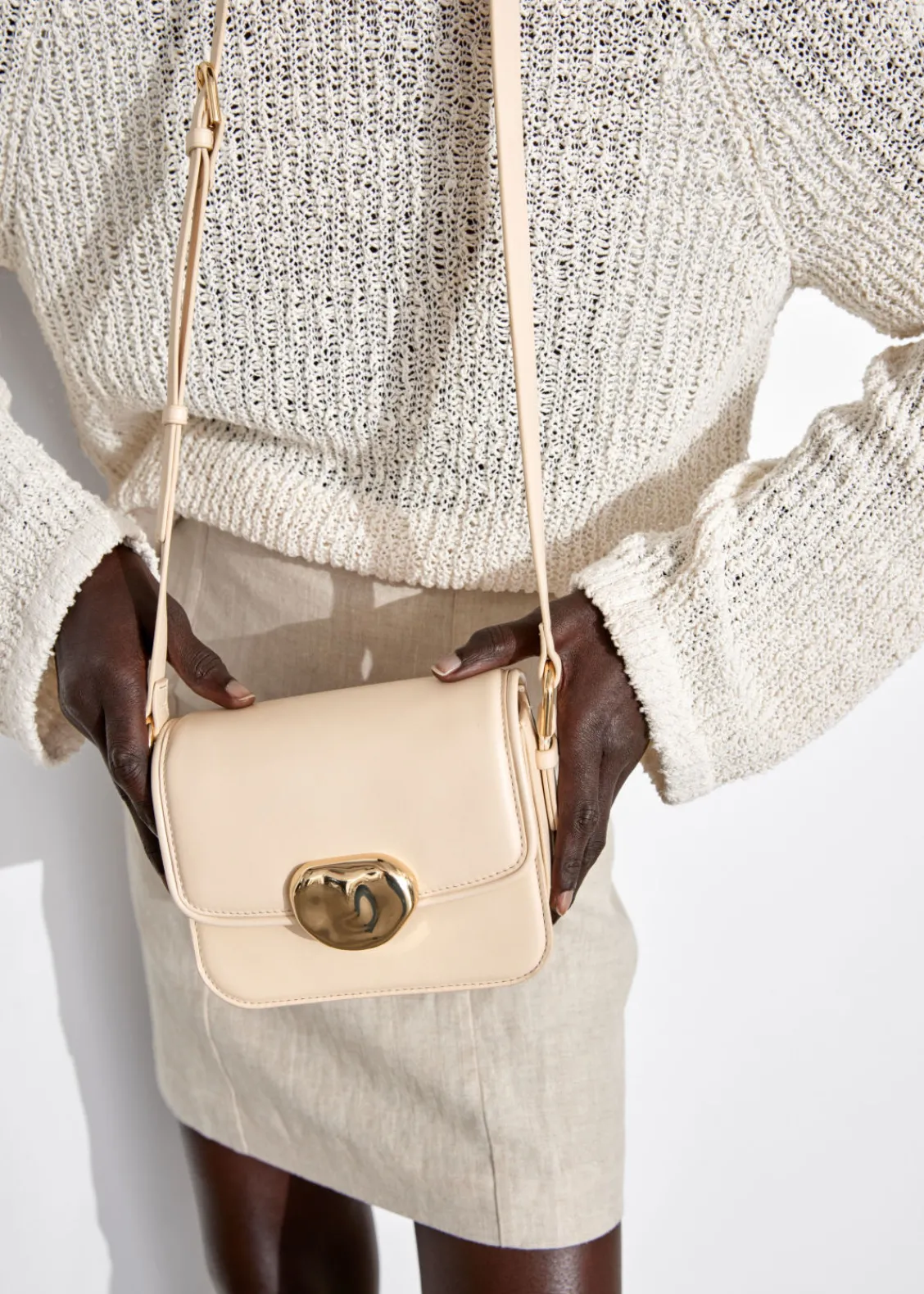 Best Sale & Other Stories Petit Sac En Cuir à Boucle Sculpturale Couleur crème