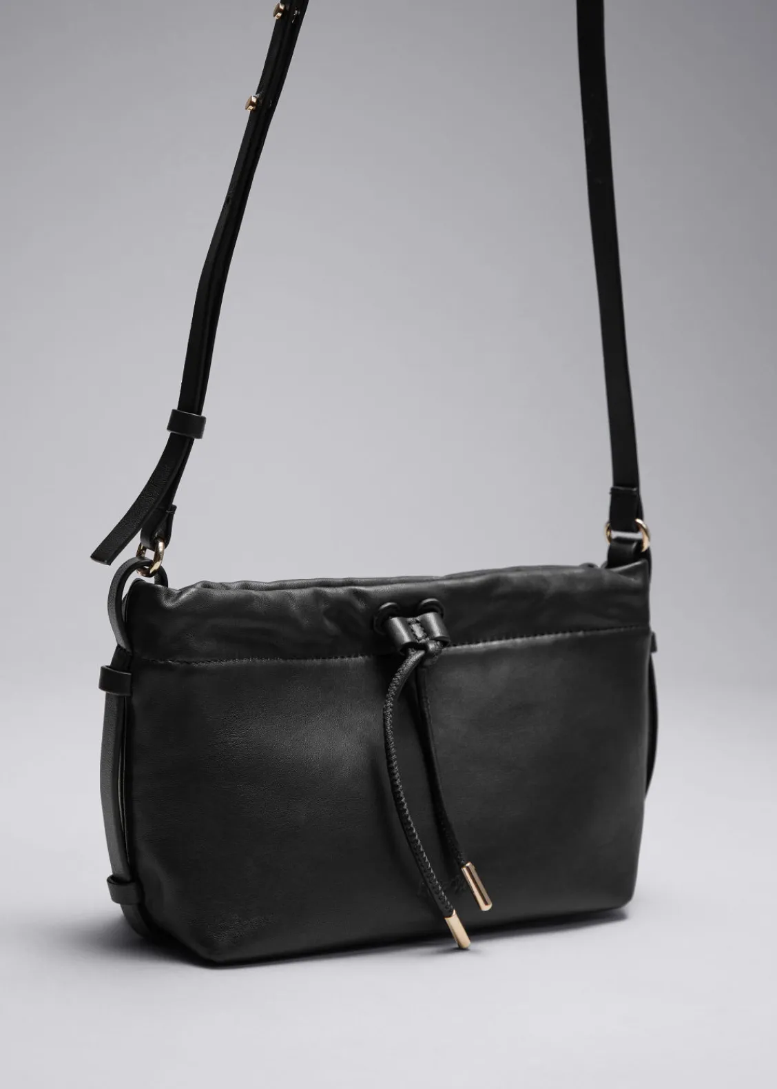 Discount & Other Stories Petit Sac Porté épaule En Cuir à Cordon De Serrage Noir